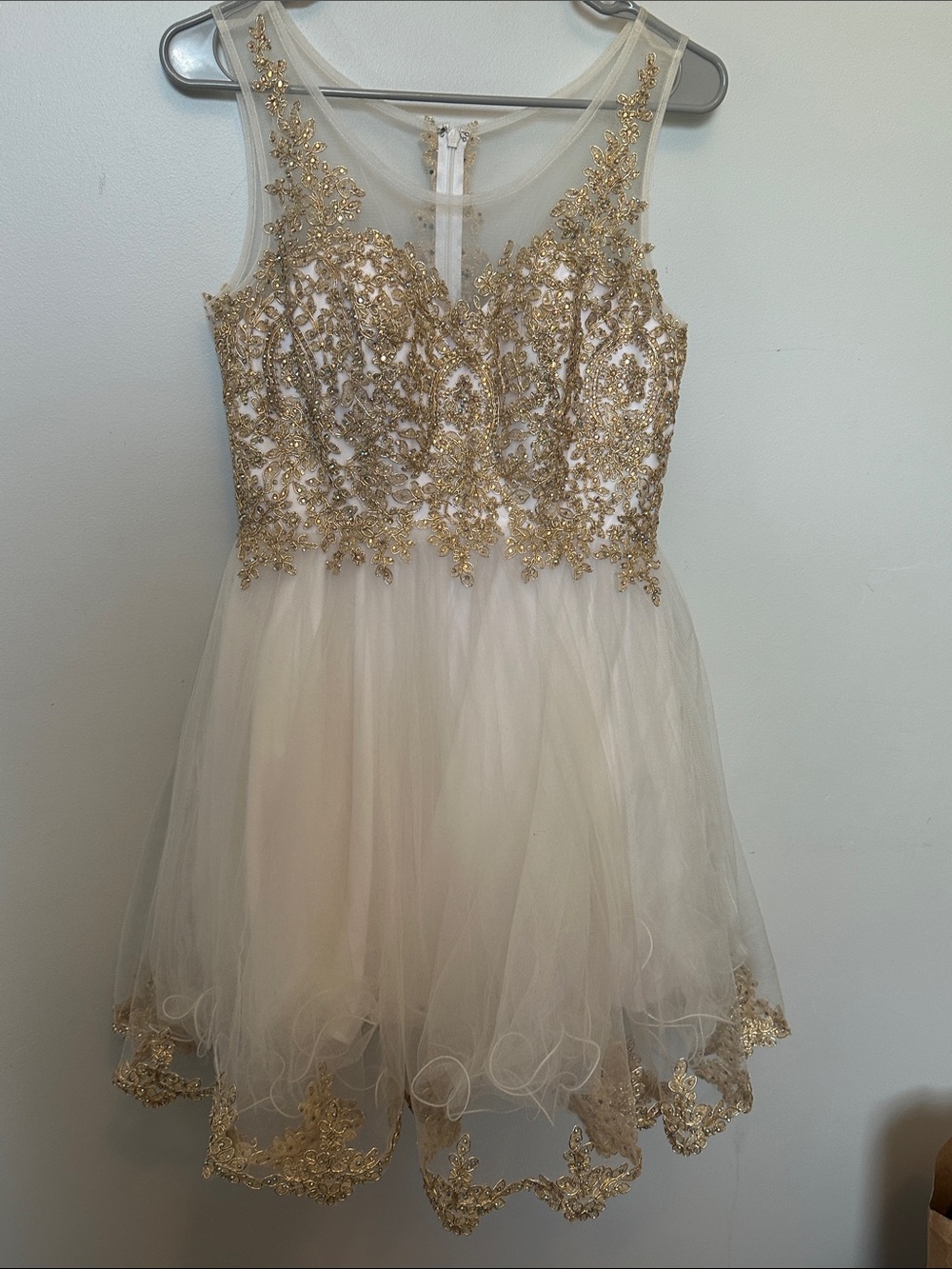 ARIA COUTURE - Elegant Gold-Appliqué White Tulle Dress - Size M